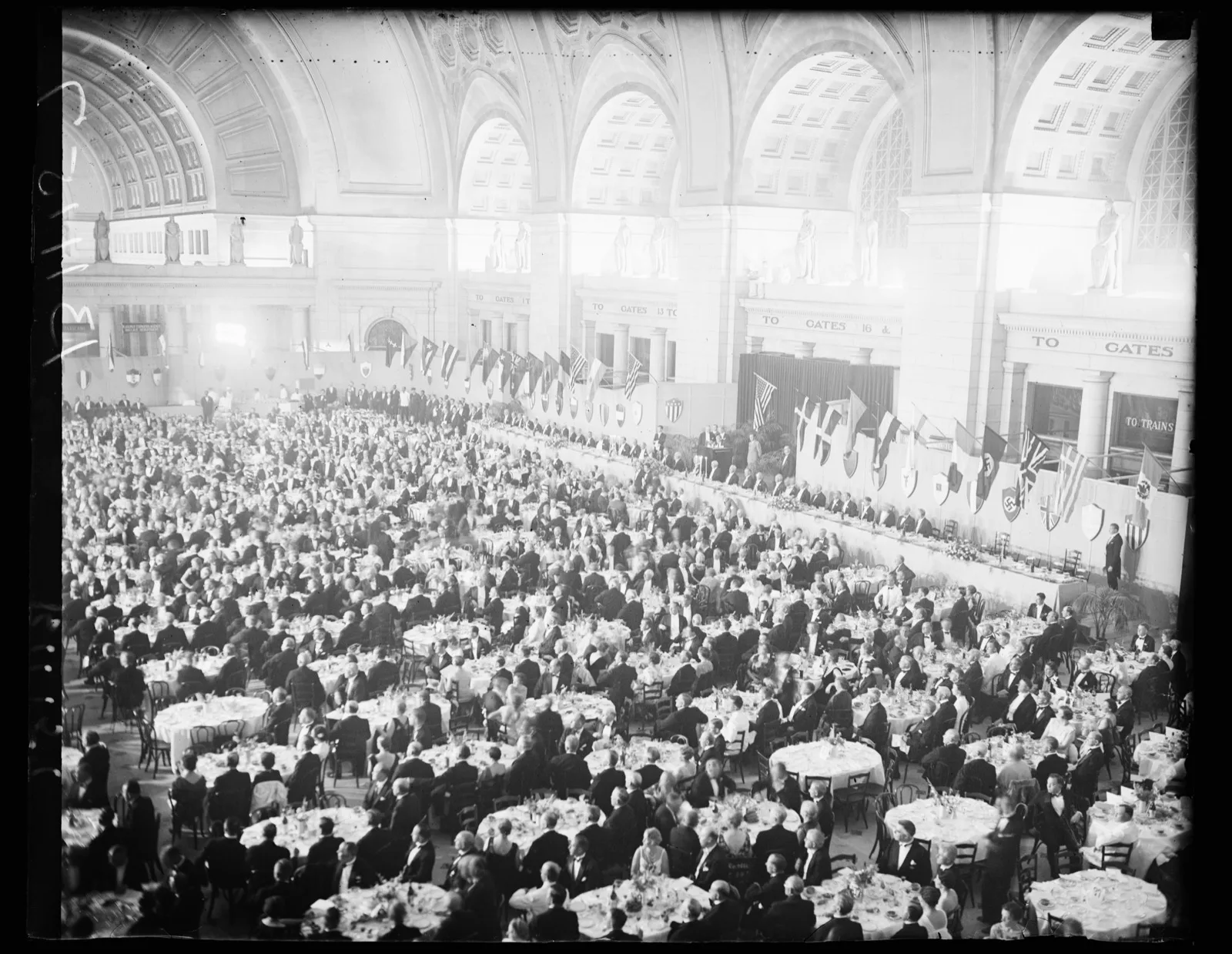 Rows of white-clothed tables filling a vast hall for a Washington banquet, 1936